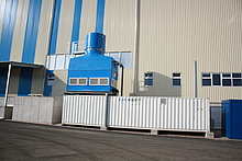 Containeranlage mit Wärmetauscherbecken (links)